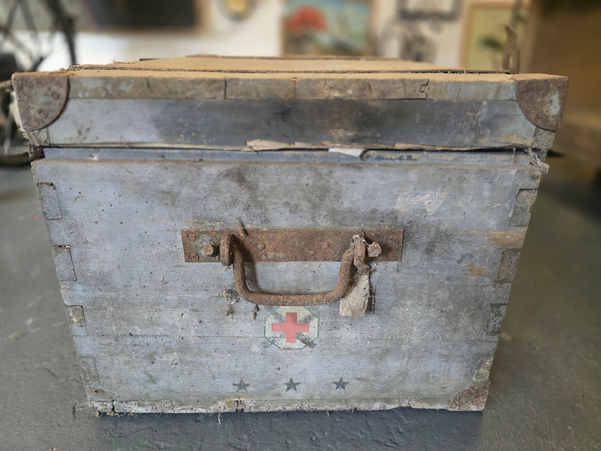 WW2 Italian military medical supply chest/trunk